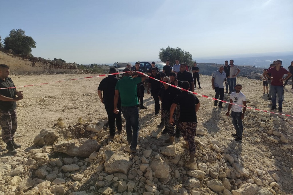 طواقم الدفاع المدني تغلق مكان الحادثة 